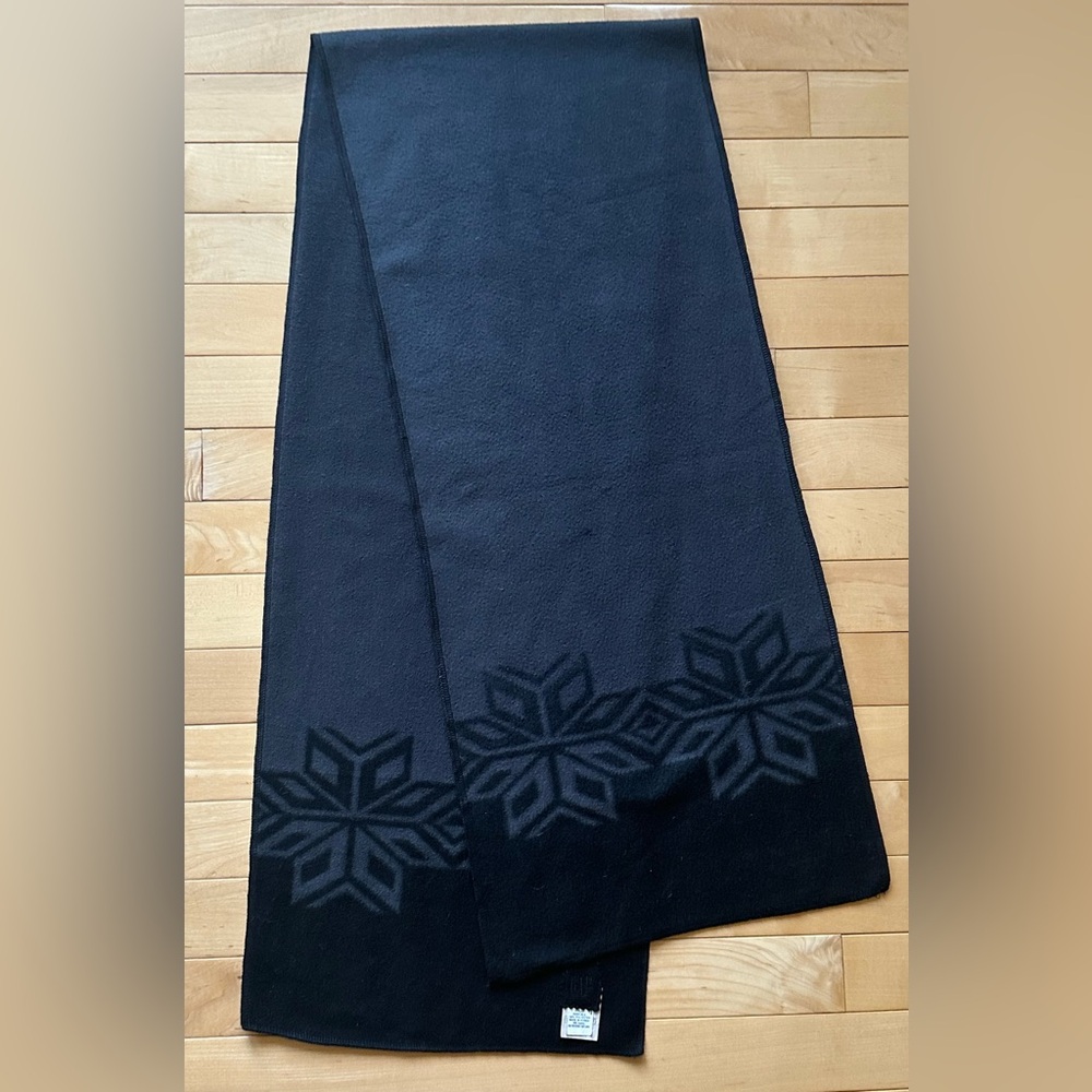 VINTAGE GAP cozy grey scarf with black snowflake design